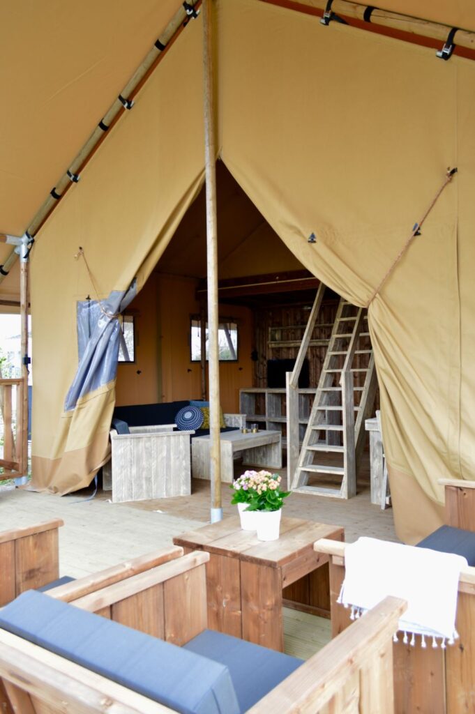 Safari tent with floor